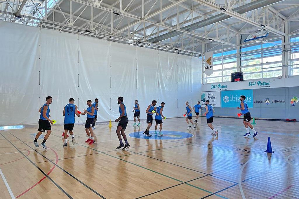 Un ambicioso Class Sant Antoni ya suda la camiseta