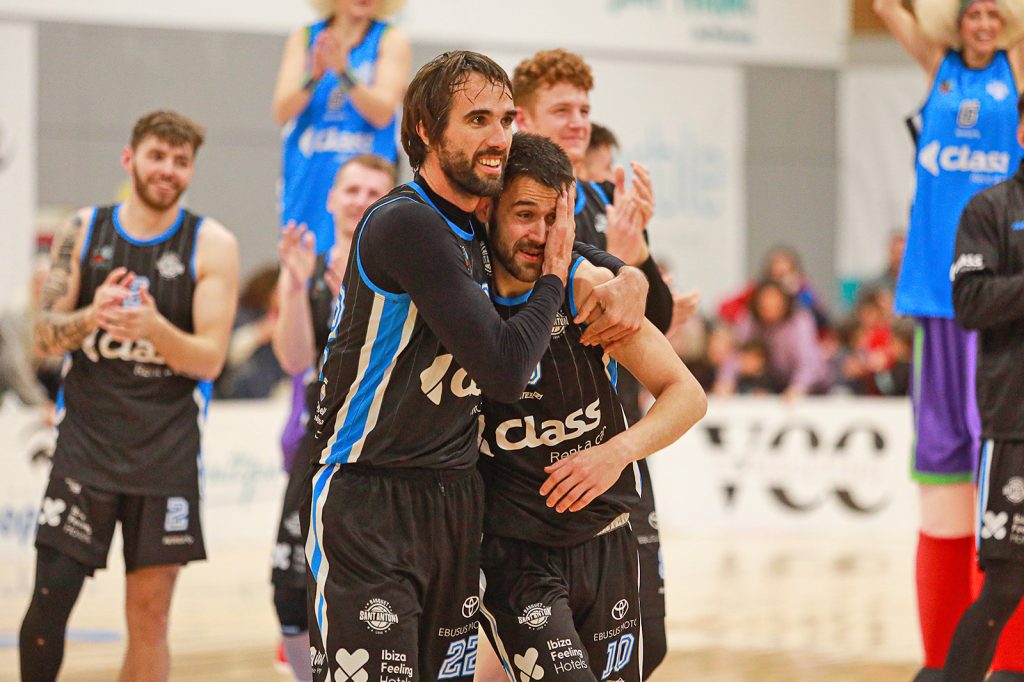 A la tercera va la vencida